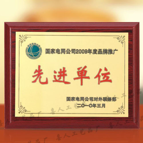 Индивидуальные медали и таблички, авторизованные знаки, деревянные крепления, травленая медь, нержавеющая сталь, титан, гравировка золотой фольгой, резьба по дереву