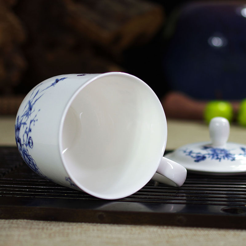 Чашка из костяного фарфора Цзиньдэчжэня с синим цветочным узором, керамическая чайная чашка с ручкой и крышкой, офисная кастомизированная чашка с логотипом