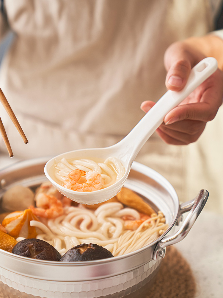 Японская удобная ложка для супа из легкого пластика многофункциональная большая ложка с измельчающими выступами KM.1097