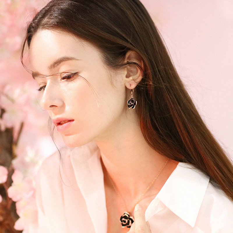 Серьги с камелией черные большие подвески для женщин 2024 новый осенне-зимний тренд