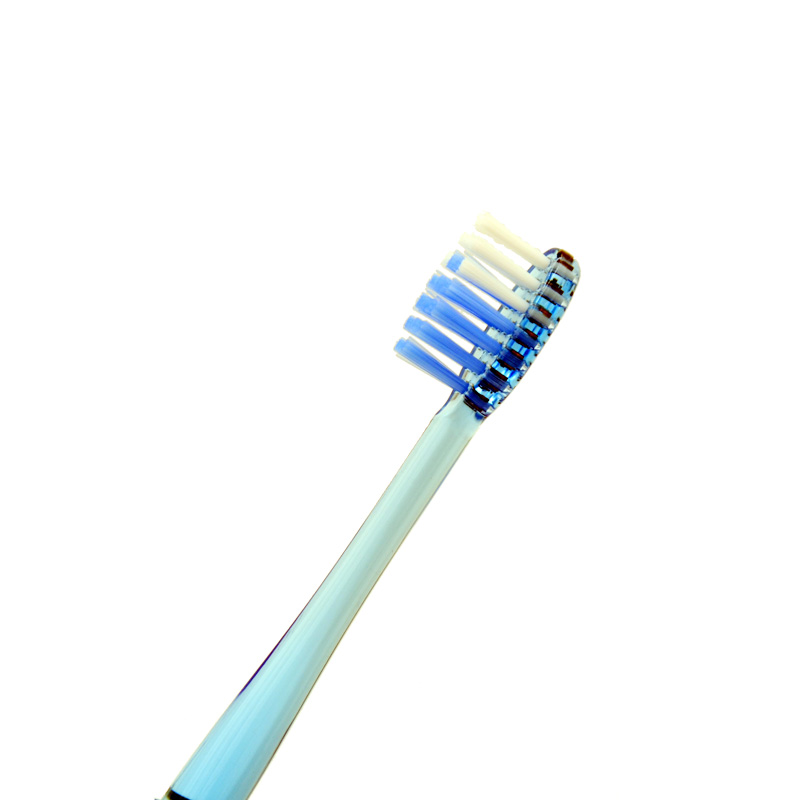 Японская зубная щетка Ora2 Bright White с маленькой головкой, волнообразной плотной щетиной для удаления налета и зубного камня