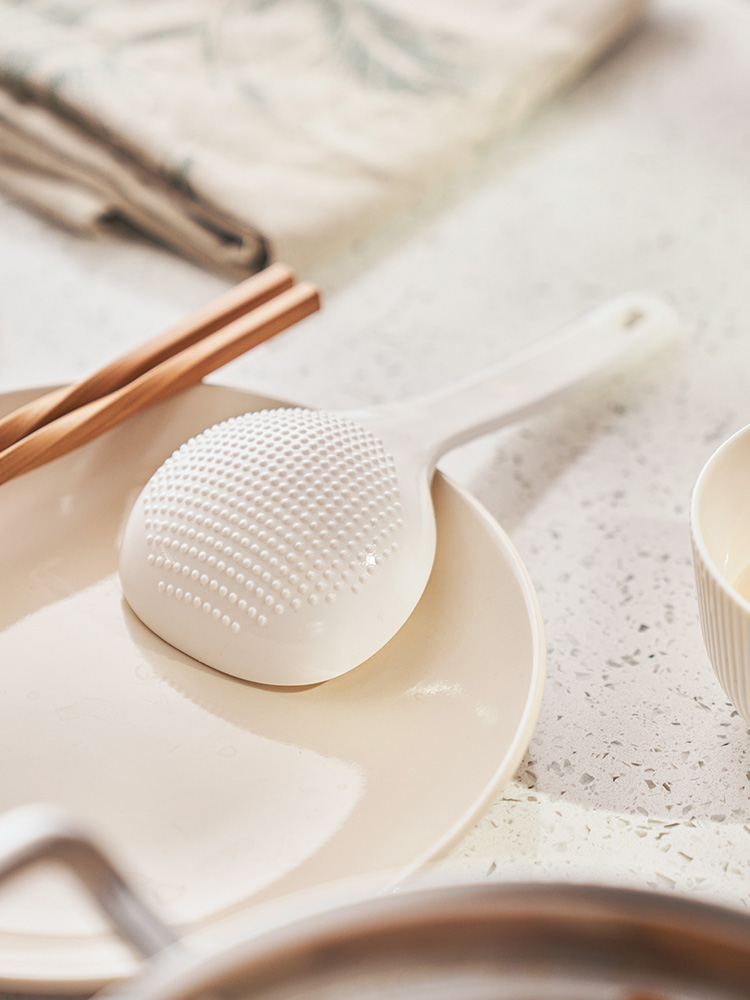 Японская удобная ложка для супа из легкого пластика многофункциональная большая ложка с измельчающими выступами KM.1097