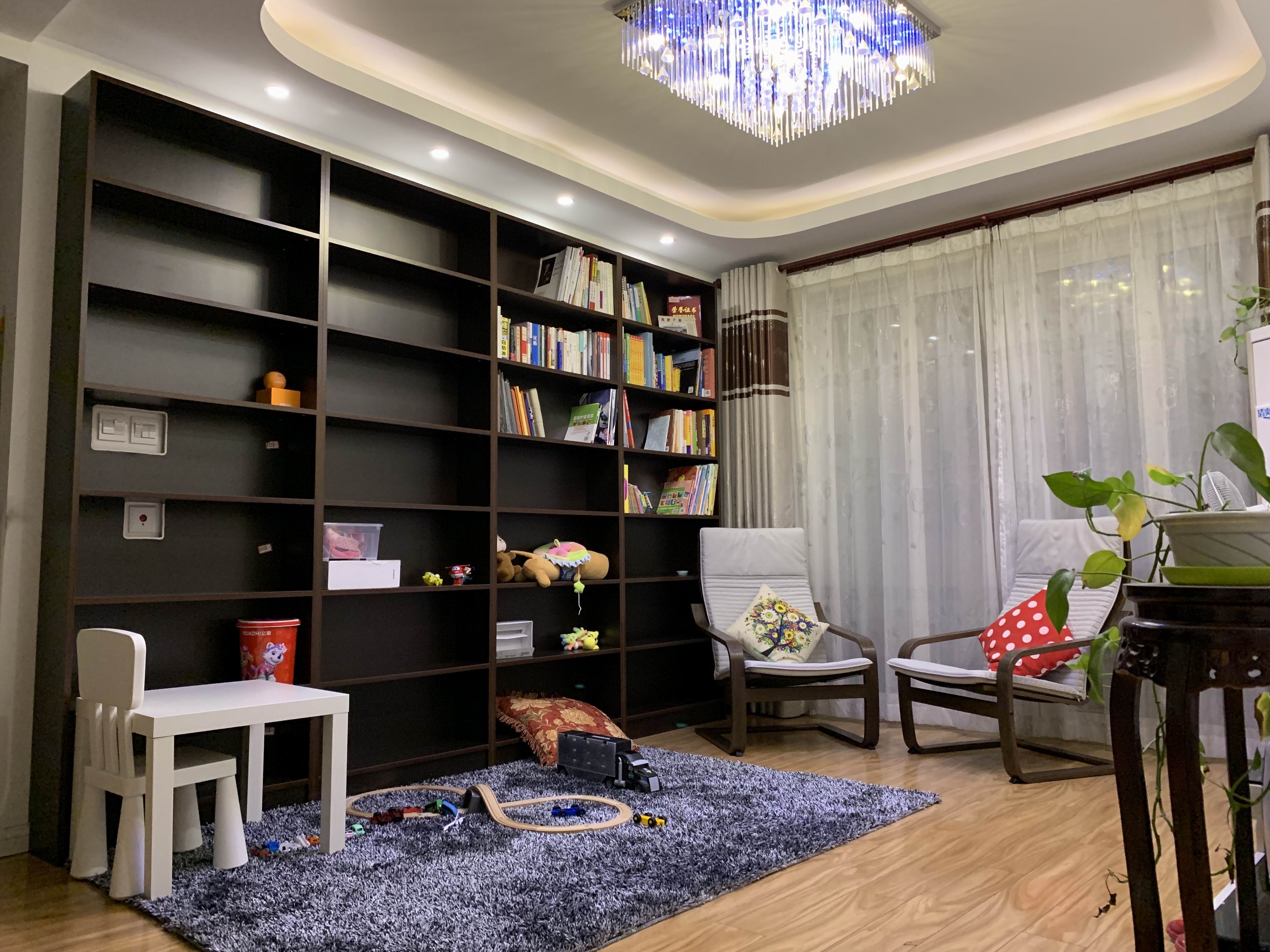 Книжный шкаф в минималистском стиле высотой 2,32 м, шириной 2,4 м, 7 уровней, большая вместимость, комбинированный, с возможностью настройки