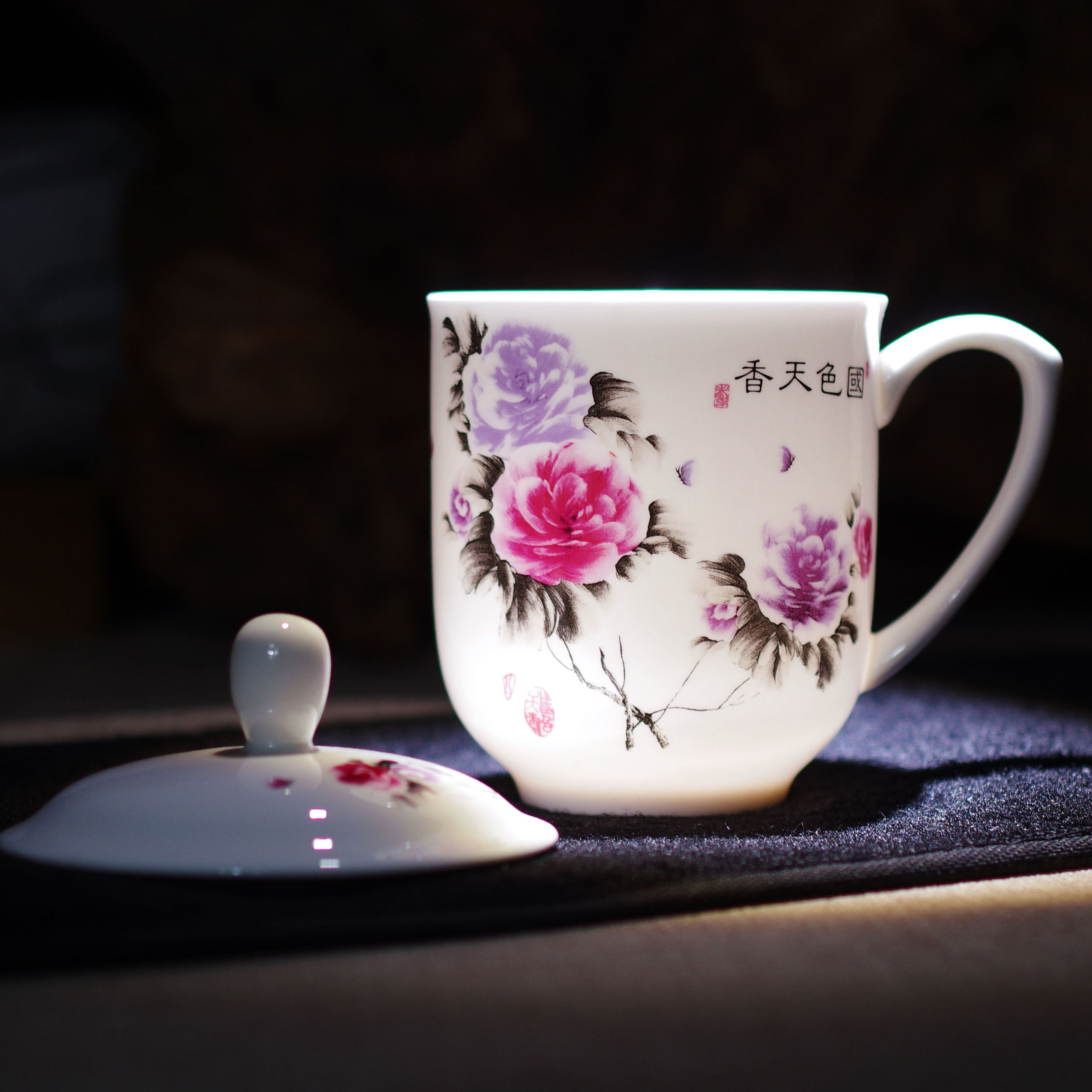 Чашка из костяного фарфора Цзиньдэчжэня с синим цветочным узором, керамическая чайная чашка с ручкой и крышкой, офисная кастомизированная чашка с логотипом