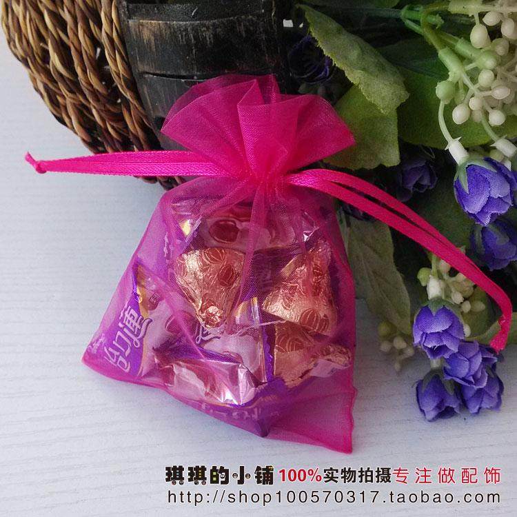 Маленькие и большие мешочки из плотной сетки красного, розового и других цветов без рисунка для конфет, свадебных яиц и подарков