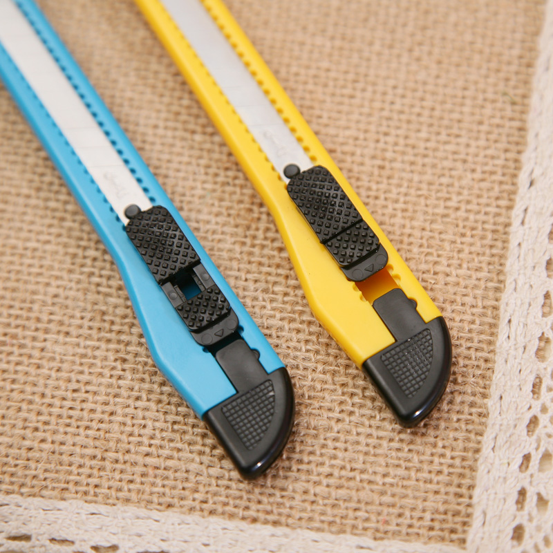 Нож для бумаги Deli 2052 малый канцелярский нож Нож для резки бумаги Deli Ручной нож Офисные принадлежности