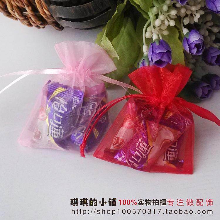 Маленькие и большие мешочки из плотной сетки красного, розового и других цветов без рисунка для конфет, свадебных яиц и подарков