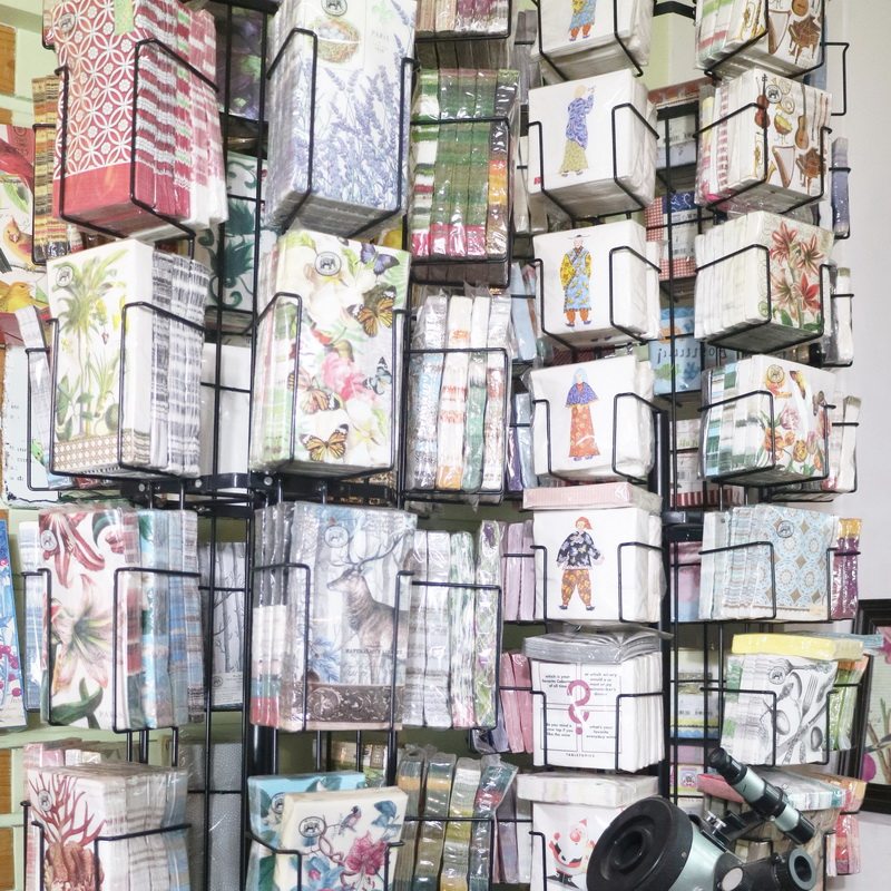 [Высший сорт с незначительными дефектами] Упаковка весом один фунт печатных салфеток для западных ресторанов, бумажные салфетки из чистой древесной массы для домашнего использования