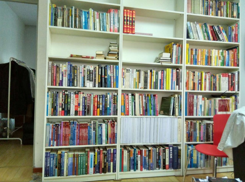 Книжный шкаф в минималистском стиле высотой 2,32 м, шириной 2,4 м, 7 уровней, большая вместимость, комбинированный, с возможностью настройки