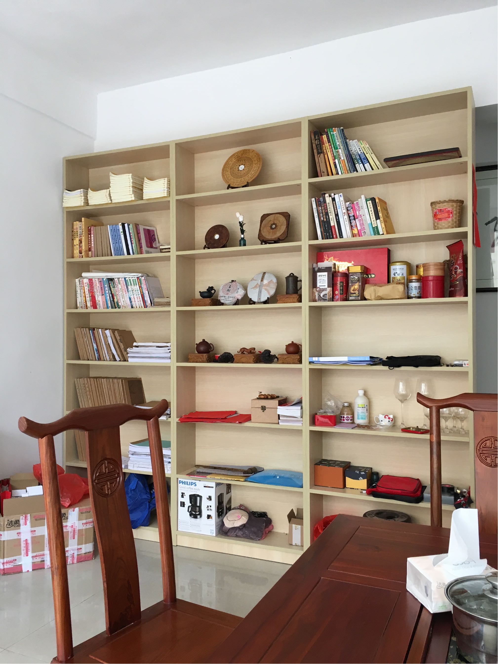 Книжный шкаф в минималистском стиле высотой 2,32 м, шириной 2,4 м, 7 уровней, большая вместимость, комбинированный, с возможностью настройки