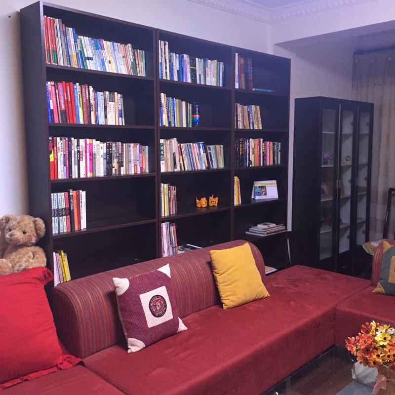 Книжный шкаф в минималистском стиле высотой 2,32 м, шириной 2,4 м, 7 уровней, большая вместимость, комбинированный, с возможностью настройки