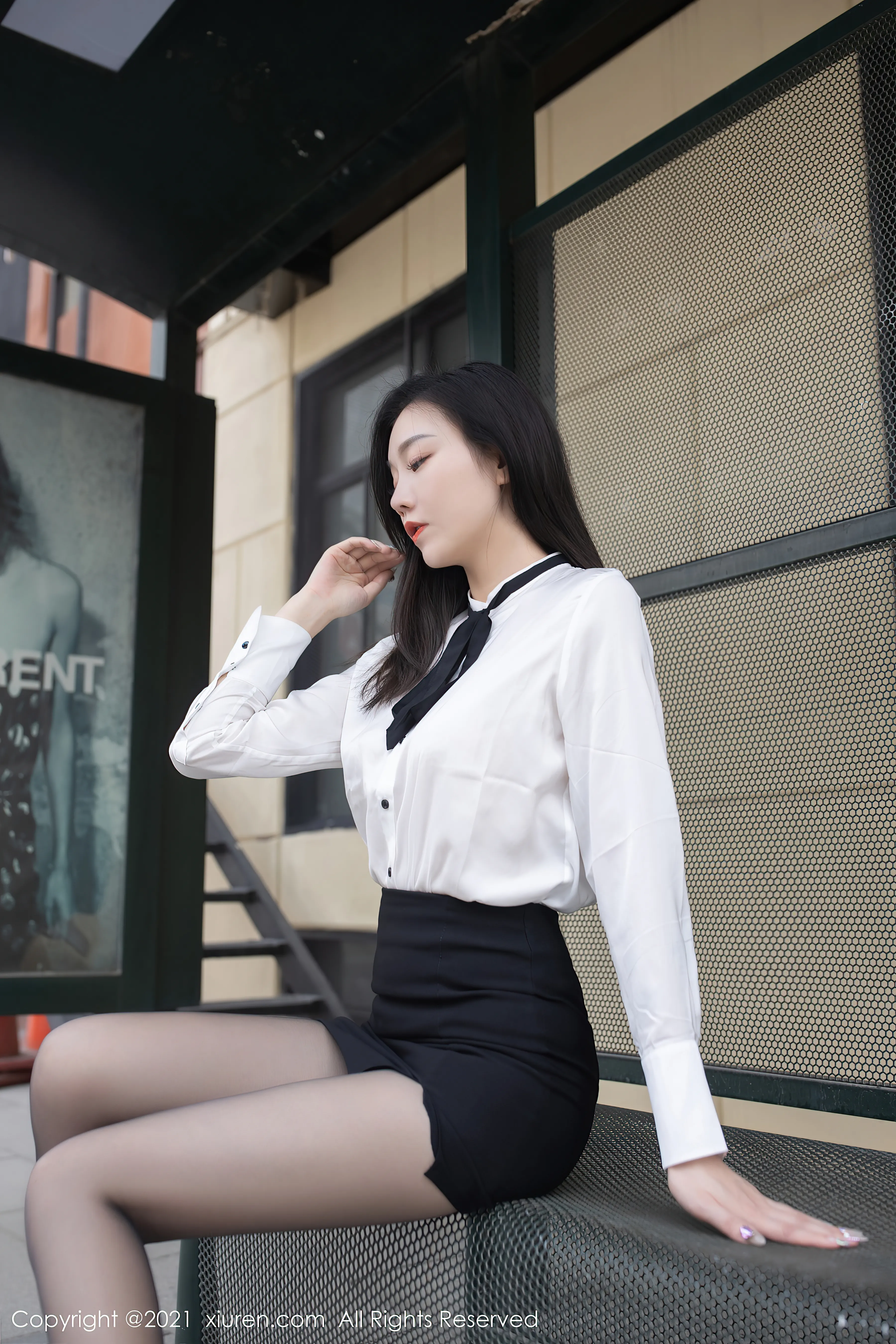 [Xiuren秀人网] NO.3020 安然Maleah 白色上衣和黑色紧身包臀裙与白色情趣内衣加黑丝性感私房写真集