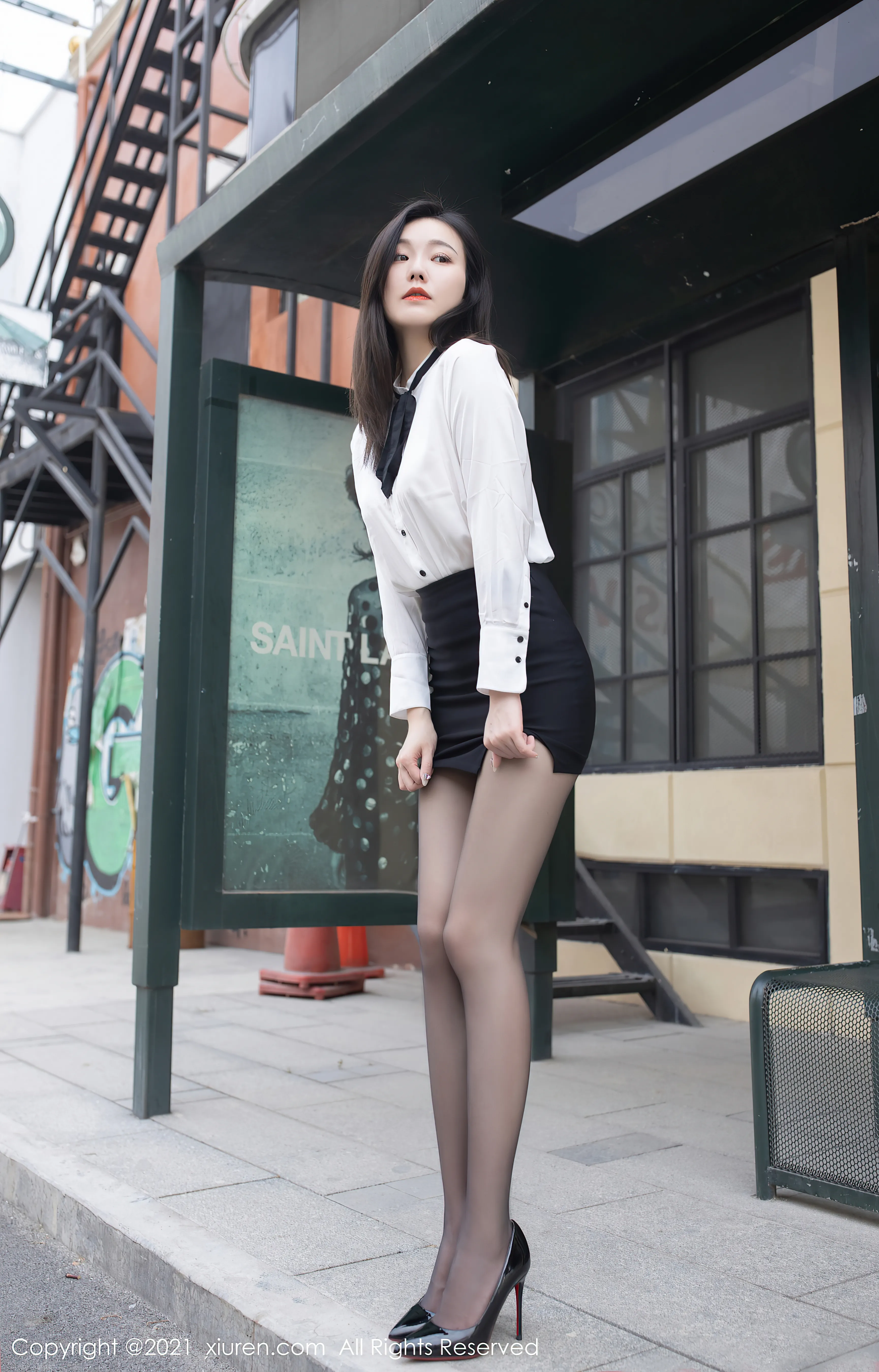 [Xiuren秀人网] NO.3020 安然Maleah 白色上衣和黑色紧身包臀裙与白色情趣内衣加黑丝性感私房写真集